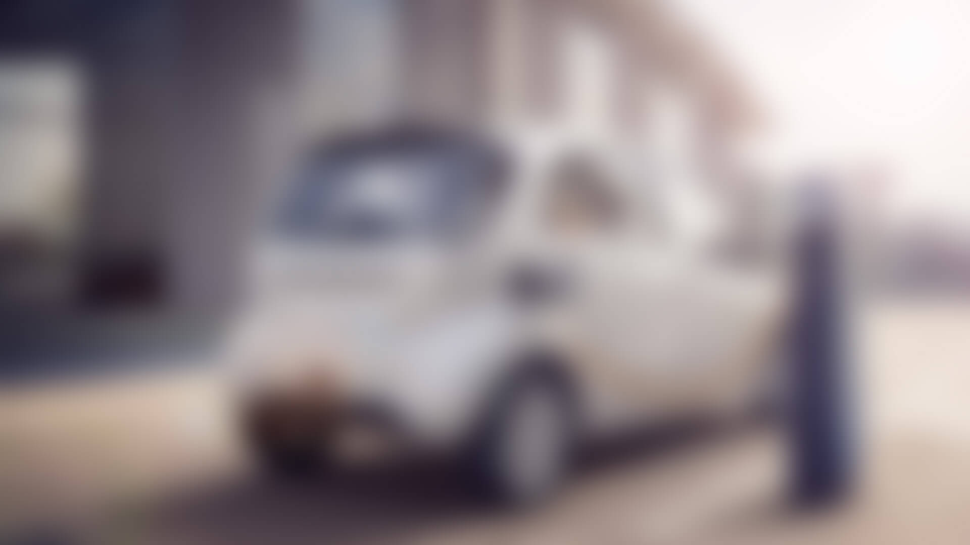 E-Fahrzeug, dass an eine Ladesäule angeschlossen ist